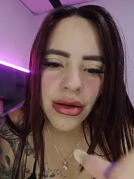 scaarletth15 live cam on StripChat