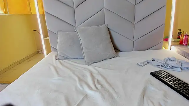 duoeclipse_ (F teen) - pour oil on my tits