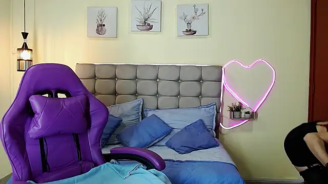 _naomi_s live cam on StripChat