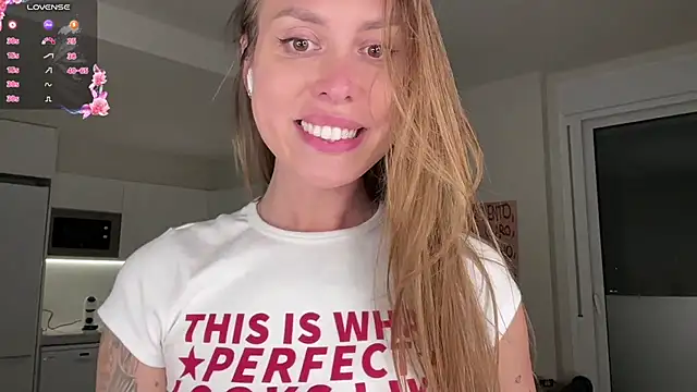 CharliMontanna live cam on StripChat