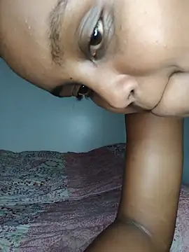 Prettyval77 live cam on StripChat