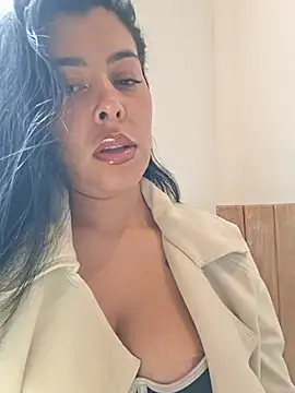 Luianna live cam on StripChat