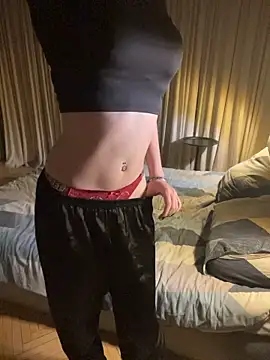 LillyLilBerry live cam on StripChat