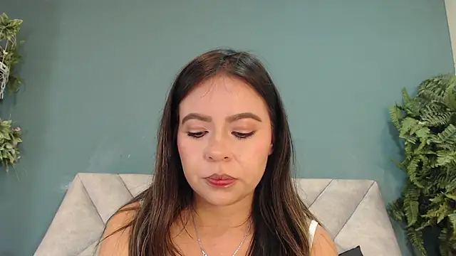 EmmaBellini live cam on StripChat