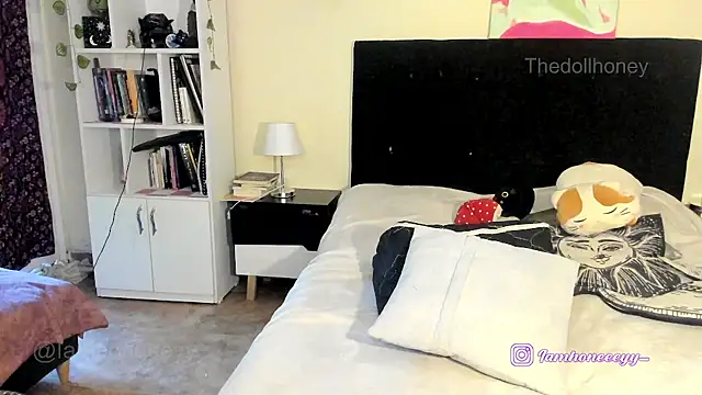 Thedollhoney