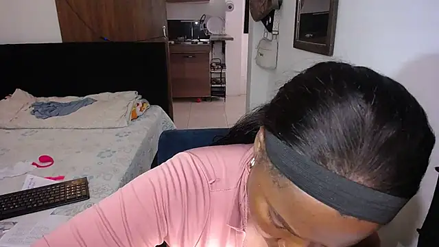 yselahot live cam on StripChat