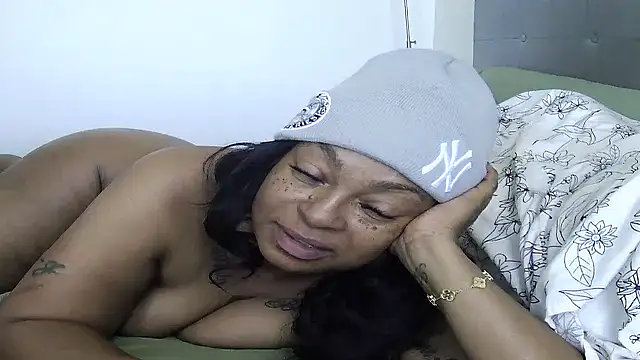 msweetlindaparks (F mature) - Ass Play with finger