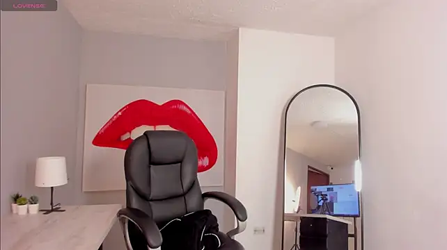 Layra_rous live cam on StripChat