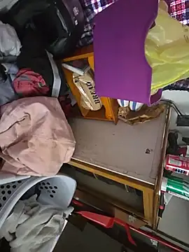 RoscoesWRLD live cam preview