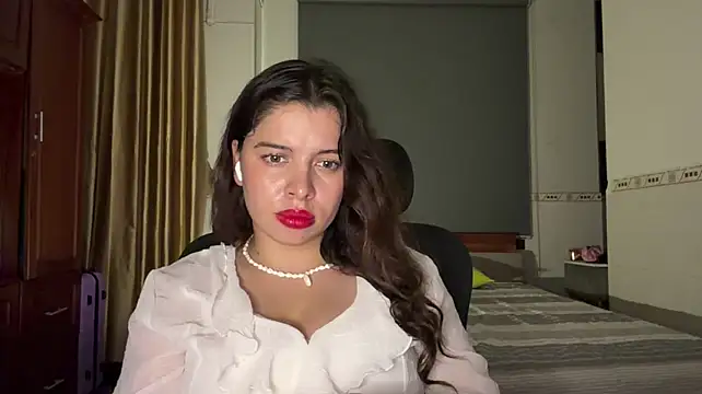 KayleneLoukanis live cam on StripChat