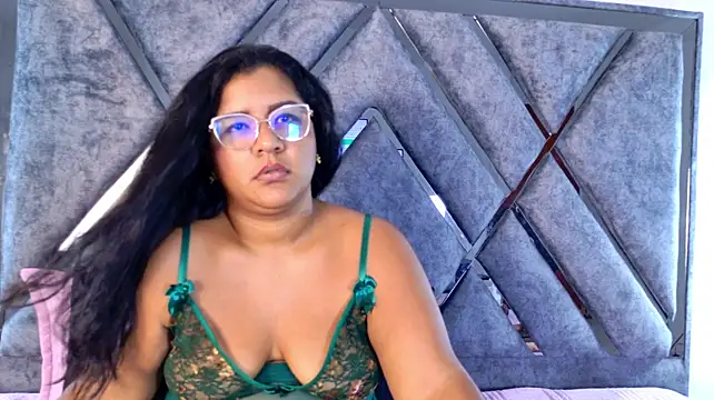 slutty_vicky (F milf) - spank ass X5 🍑