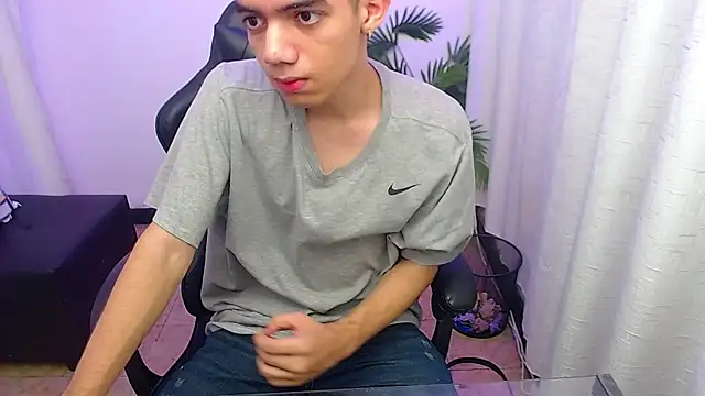 leandrocum18 live cam on StripChat