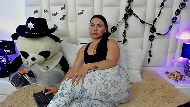 Ariana_rouse live cam on StripChat