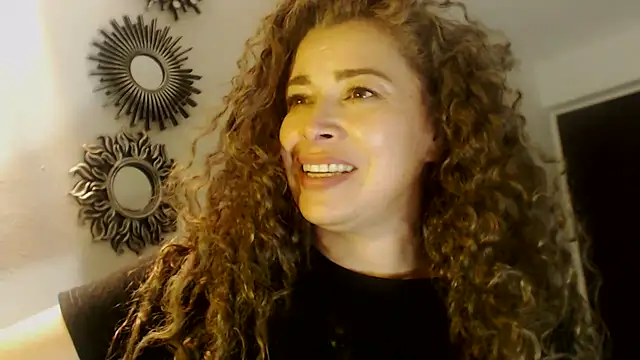 dalilasquirt1 live cam on StripChat