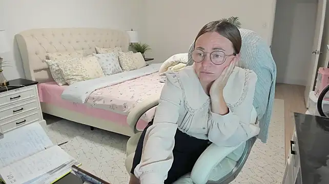 Vika73 live cam on StripChat
