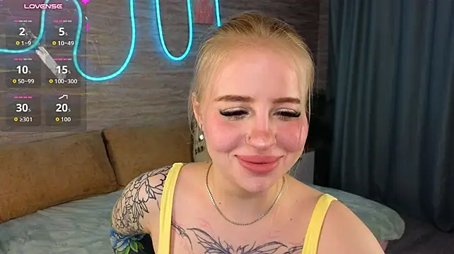 kitty_lol live cam on StripChat