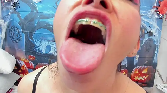 charlotte-11 (F milf) - fuck my pussy.. don't stop