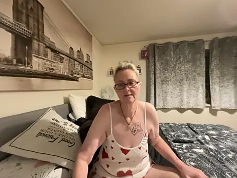 Curvy-Jinx live cam on StripChat