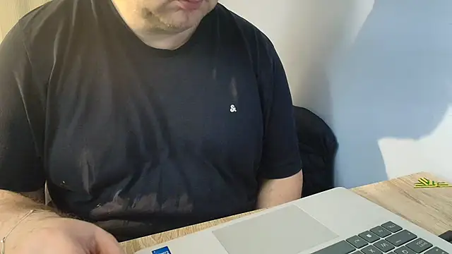 BelgianChubbyBigass live cam on StripChat