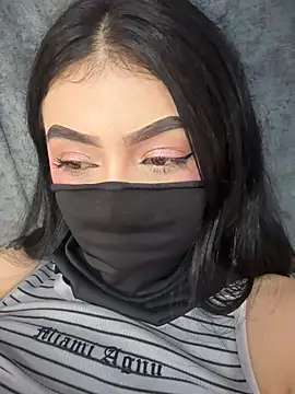 zharaaa18 live cam on StripChat