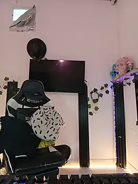 ShainaMonroe on Stripchat