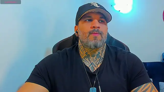 JoshRigby live cam on StripChat