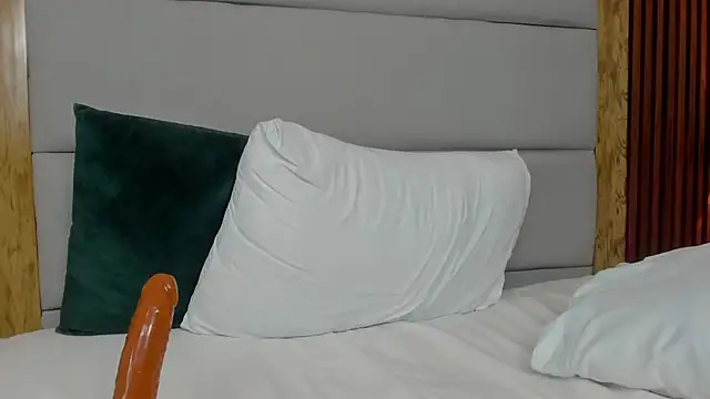 dominica_hay live cam on StripChat