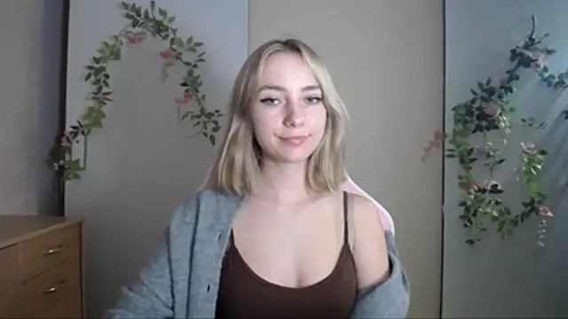 LuciaYoung live cam on StripChat
