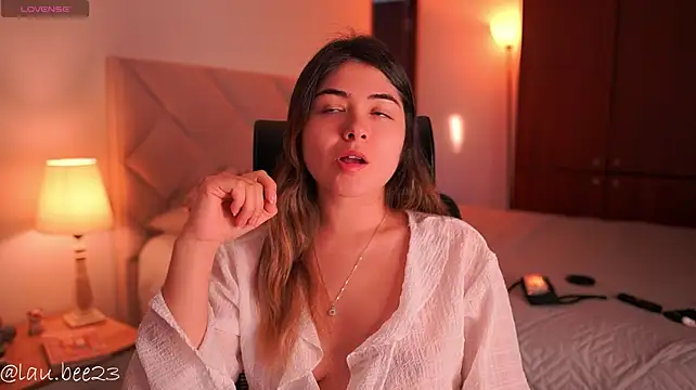Lau_Bee live cam on StripChat
