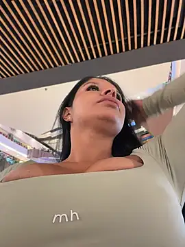 Elara_Luxe live cam on StripChat