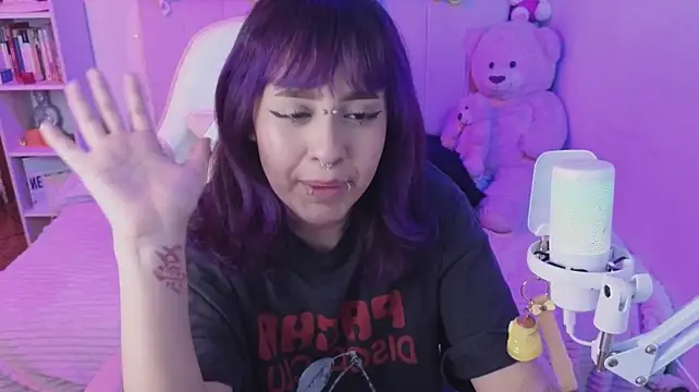 NekoWaifu live cam on StripChat