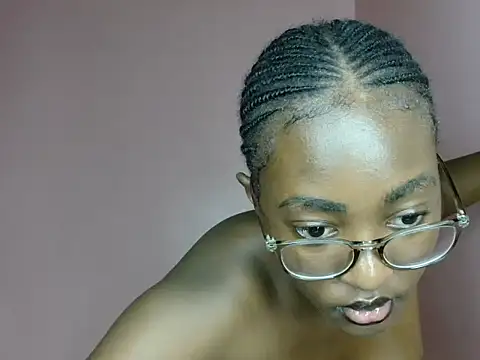 Lyravee1 live cam on StripChat