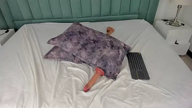 kimjonnes01 (F young) - Oiil in ass + fingers