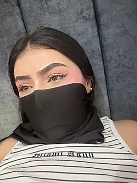 zharaaa18 live cam on StripChat