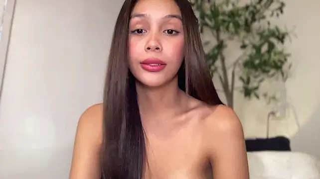 Model: triana_ortega69