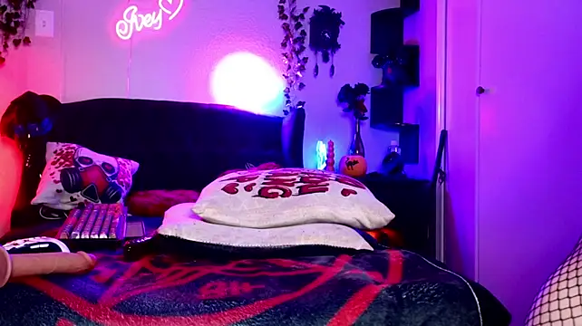 Ivey_Strigoi live cam