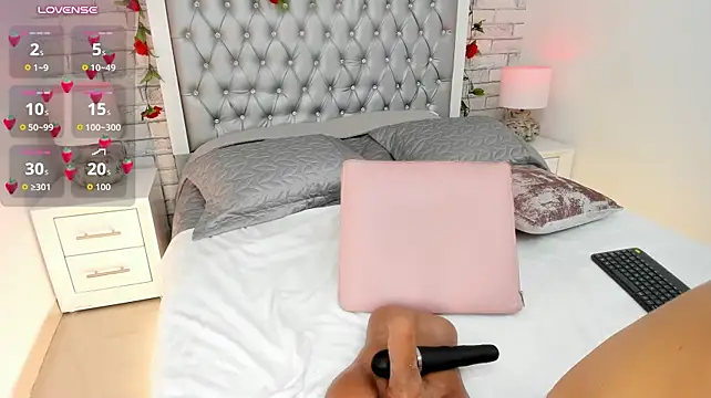 ChloeCartier live cam on StripChat