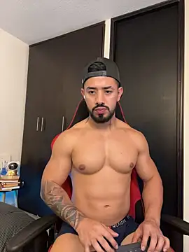 Ezzio_Scolaro live cam on StripChat