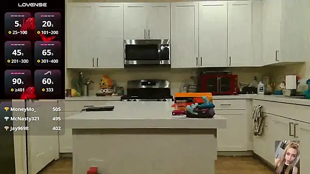 Blondiewithanass live sex cam