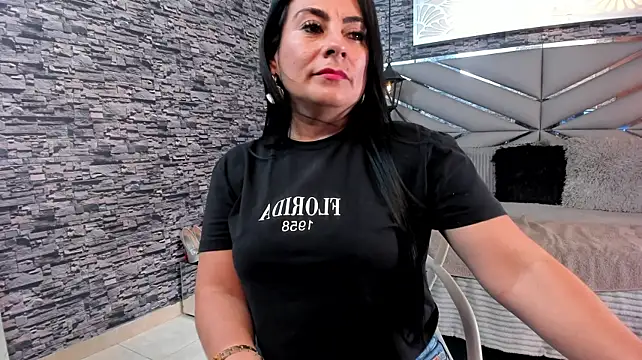 Imyourdirtymilf live cam on StripChat