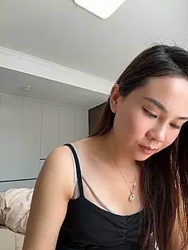Yioyio-666 live cam on StripChat
