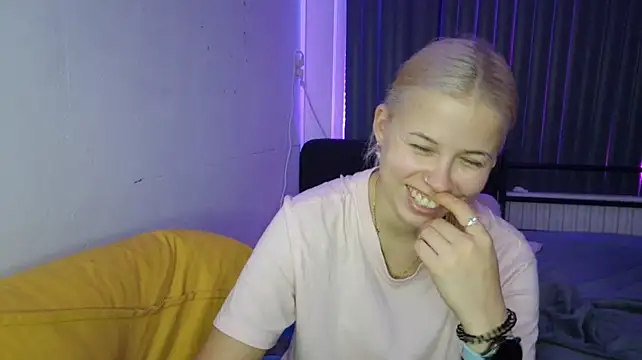 ErnestineBagge live cam on StripChat