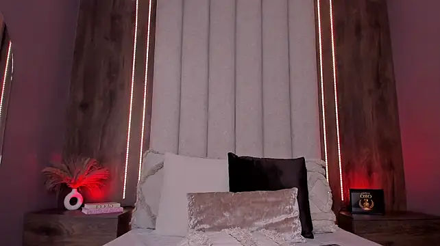 LucySalvatore_ webcam