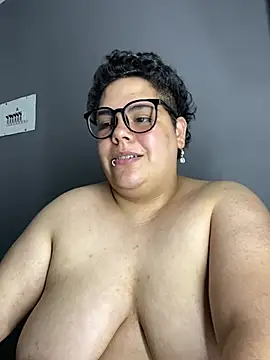 Hailey_Curvy