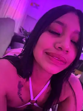 Cherry_Charlottee live cam on StripChat