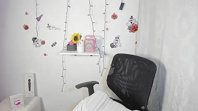 Conie_Squirtt live cam on StripChat