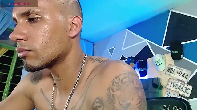MagnusFrost live cam on StripChat