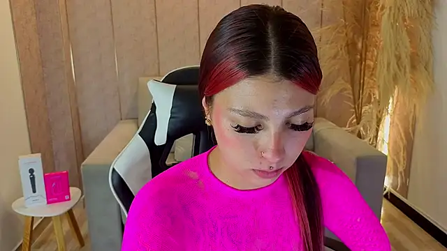 HilaryThomson2 live cam on StripChat