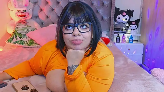MiahJoness live cam on StripChat