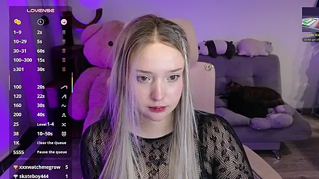 KuroChan420 live cam on StripChat